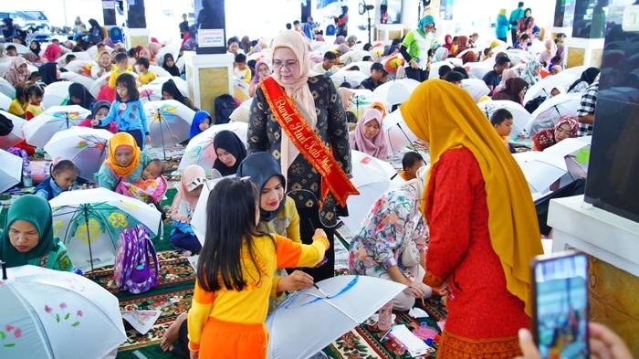 Bunda-Paud-Kabupaten-Muba-Hj-Asna-Aini-Apriyadi-ketika-melihat-lomba-melukis-anak-TK-dan-Guru-TK.jpg