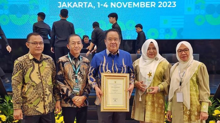 Bupati-Lahat-Cik-Ujang-SH-menerima-penghargaan-Tranformasi-Kesehatan-dari-Menkes-2023.jpg