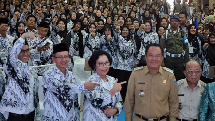 Bupati-Lahat-H-Cik-Ujang-SH-saat-menghadiri-perayaan-HUT-PGRI-ke-78-dan-Hari-Guru-Nasional-2.jpg