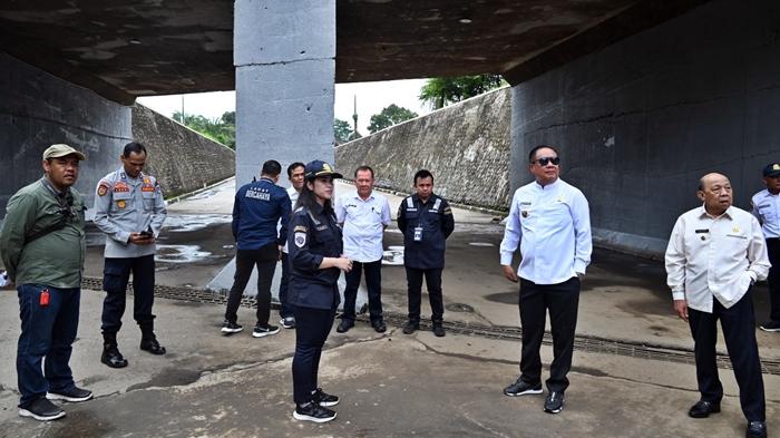 Bupati-Lahatbersama-perwakilan-Kementrian-Perhubungan-saat-meninjau-underpass-Lahat.jpg