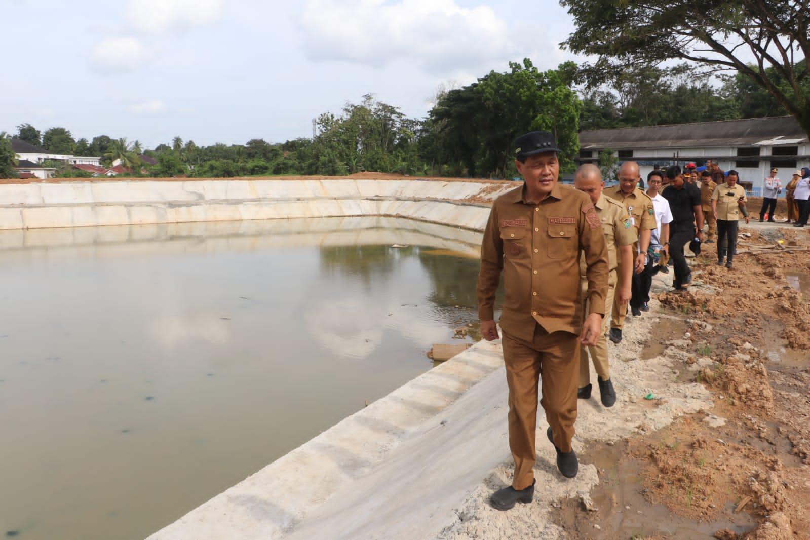 Bupati-Muara-Enim-Edison-tinjau-kolam-retensi-dan-rencana-pembuatan-taman.jpg