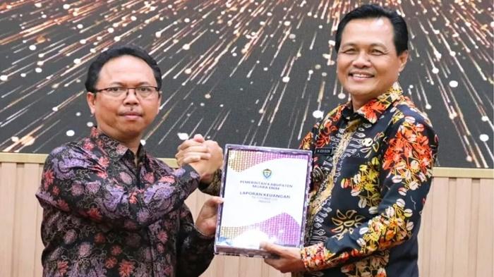 Bupati Muara Enim Edison Serahkan LKPD, Targetkan WTP ke-12 Berturut-turut