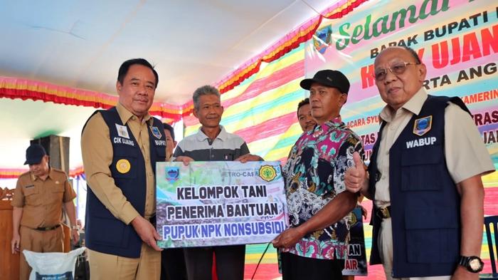 Bupati-Wakil-Bupati-Lahat-Cik-Ujang-SH-Haryanto-SE-MM-MBA-salurkan-bantuan-pupuk-organik-cair.jpg