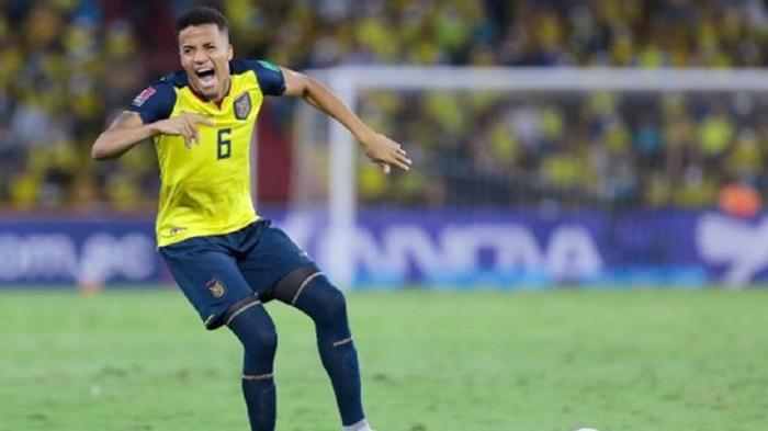 Byron-Castillo-pemain-timnas-Ekuador-yang-jadi-pahlawan-meloloskan-timnasnya.jpg