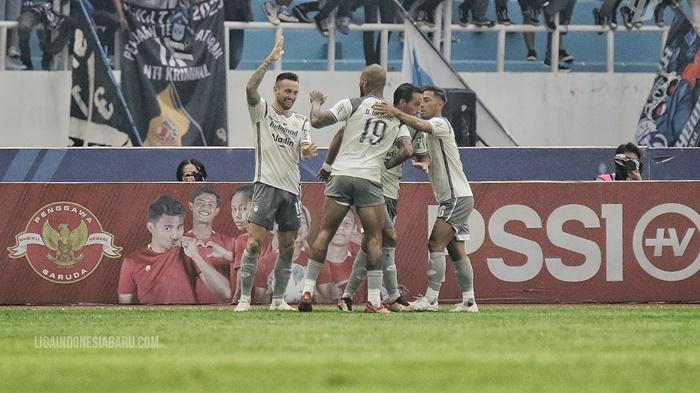 David-da-Silva-membelakangi-kamera-berselebrasi-bersama-Marc-Klok.jpg