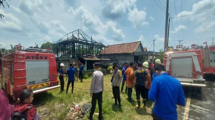 Diduga-korsleting-listrik-satu-rumah-panggung-milik-Juni-Amansyah-37-hangus-terbakar.jpg