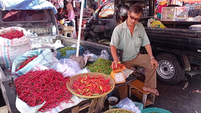 Din-salah-satu-pedagang-di-Pasar-Inpres-Lubuklinggau-saat-menimbang-cabai-merah-jualannya.jpg