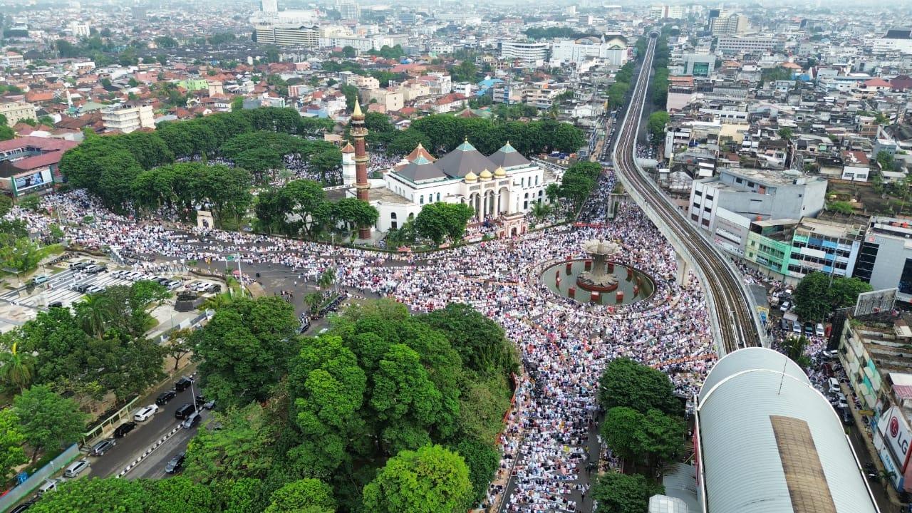 Dokumentasi-drone-Sholat-Ied-di-Masjid-Agung-Palembang-Sabtu-2242023-1.jpg