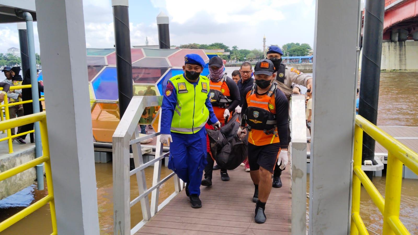 Evakuasi-korban-atas-nama-Endut-yang-sempat-hilang-karena-kapal-jukung-meledak.jpg