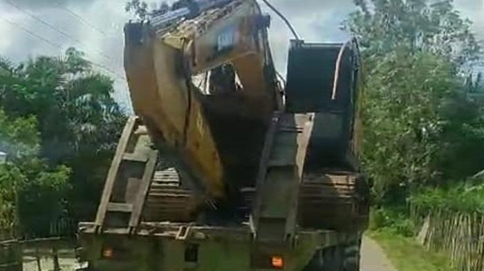 Excavator-dari-lokasi-Tambang-Emas-Ilegal.jpg