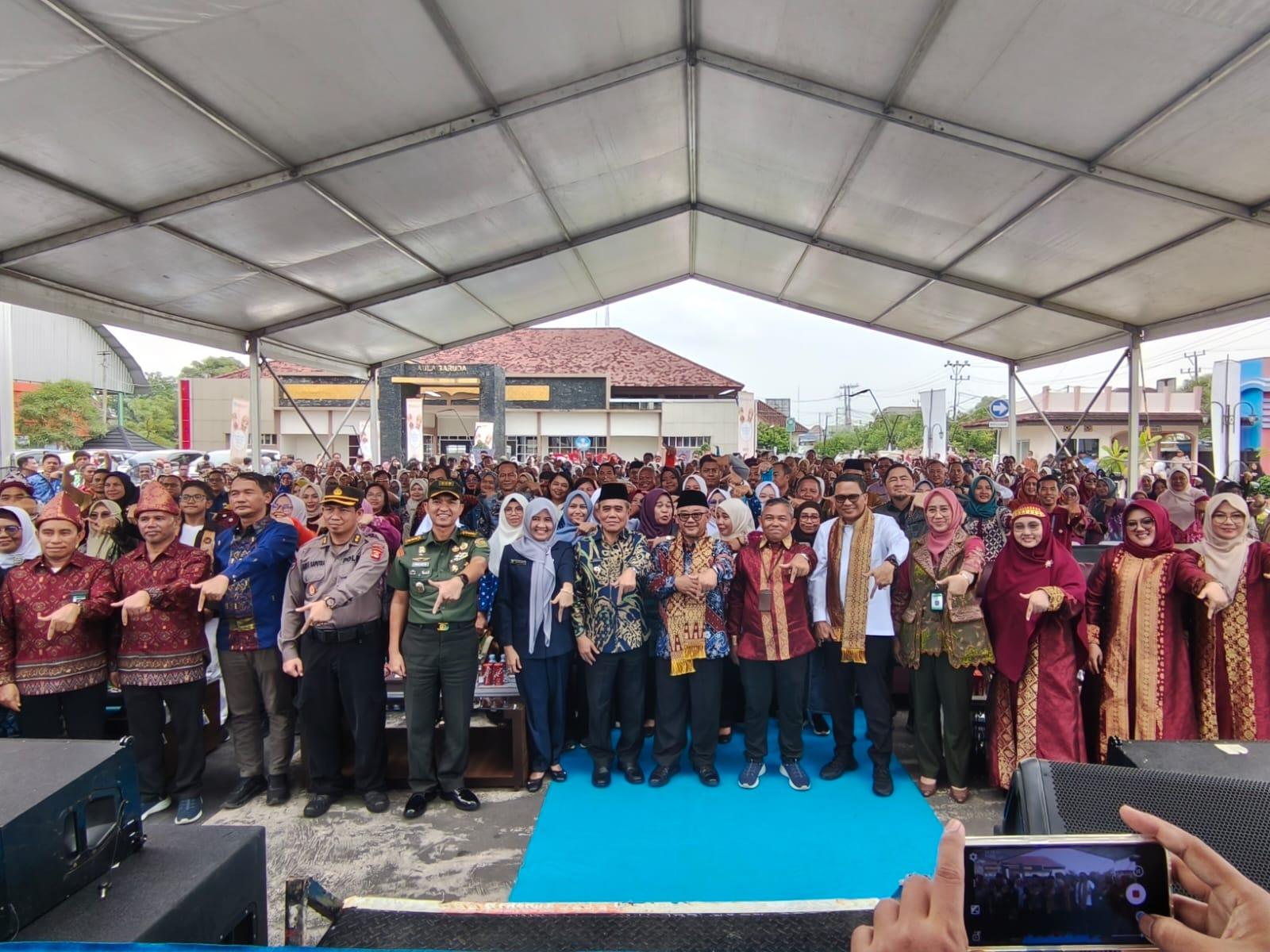 Foto-bersama-seluruh-pemangku-kepentingan-dalam-gelaran-Festival-Pendidikan-Sumatera-Selatan-2026.jpg