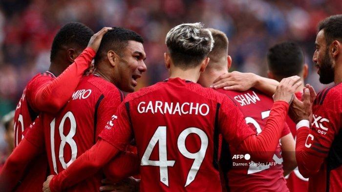 Gelandang-Manchester-United-Brasil-Casemiro-kiri-merayakan-gol-ketiga-timnya.jpg