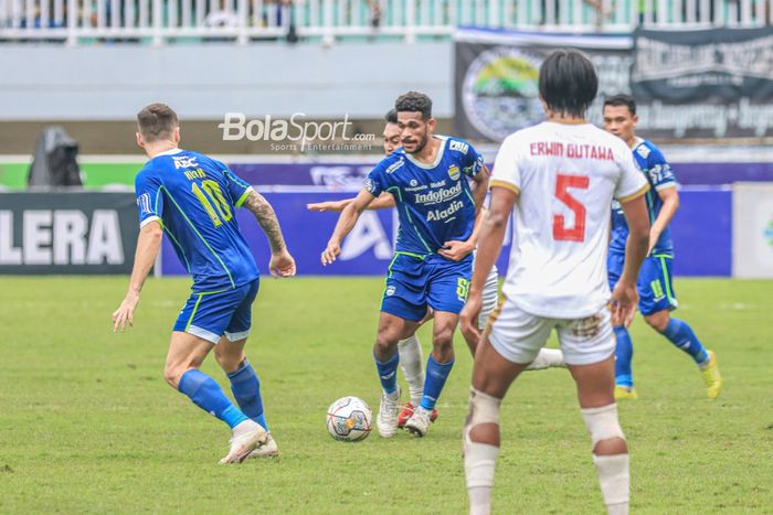 Gelandang-Persib-Bandung-Ricky-Kambuaya-tengah-sedang-menguasai-bola.jpg