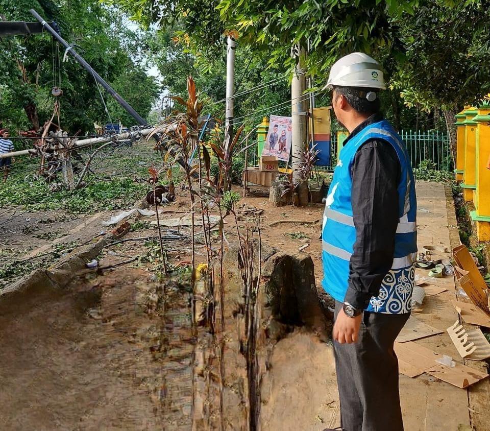 Gerak-Cepat-PLN-Pulihkan-Listrik-Pasca-Angin-Puting-Beliung-di-Muara-Enim-Sumatera-Selatan.jpg