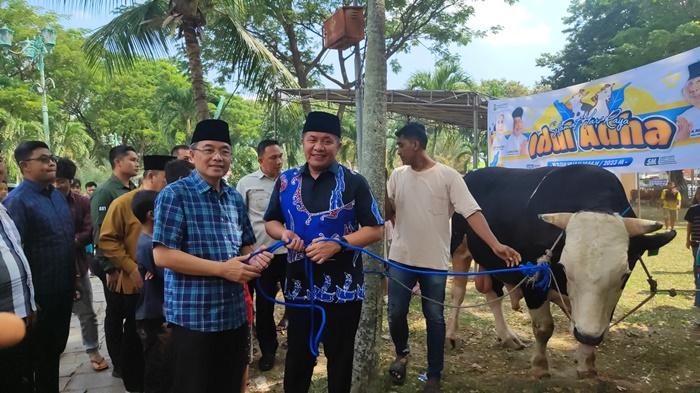 Gubernur-Sumsel-H-Herman-Deru-menyerahkan-sapi-kurban-Rabu-2862023.jpg