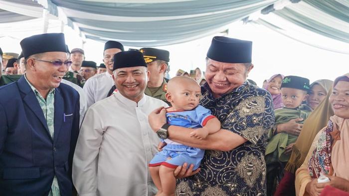 Gubernur-Sumsel-Herman-Deru-saat-menggendong-seorang-balita.jpg