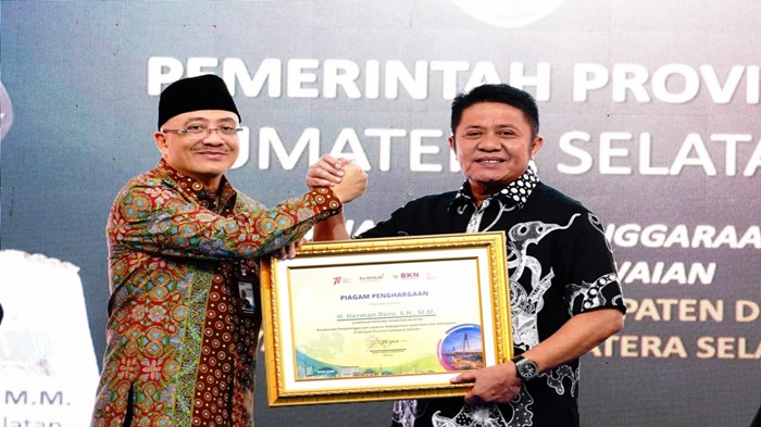 Gubernur-Sumsel-mendapat-penghargaan-BKN-Award-2022-dari-Kepala-BKN-RI-Dr-Ir-Haria-Wibisana.jpg
