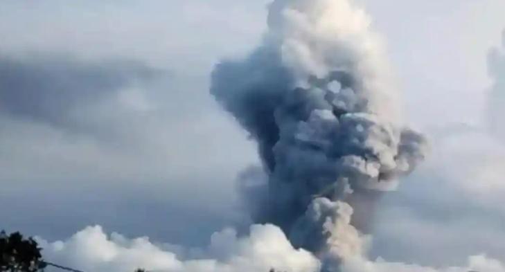 Gunung-Dukono-di-Halmahera-Utara-erupsi-12345.jpg