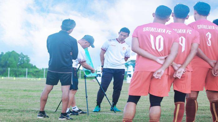 Head-coach-Sriwijaya-FC-Liestiadi-didampingi-asistennya-Mahyadi-Panggabean.jpg