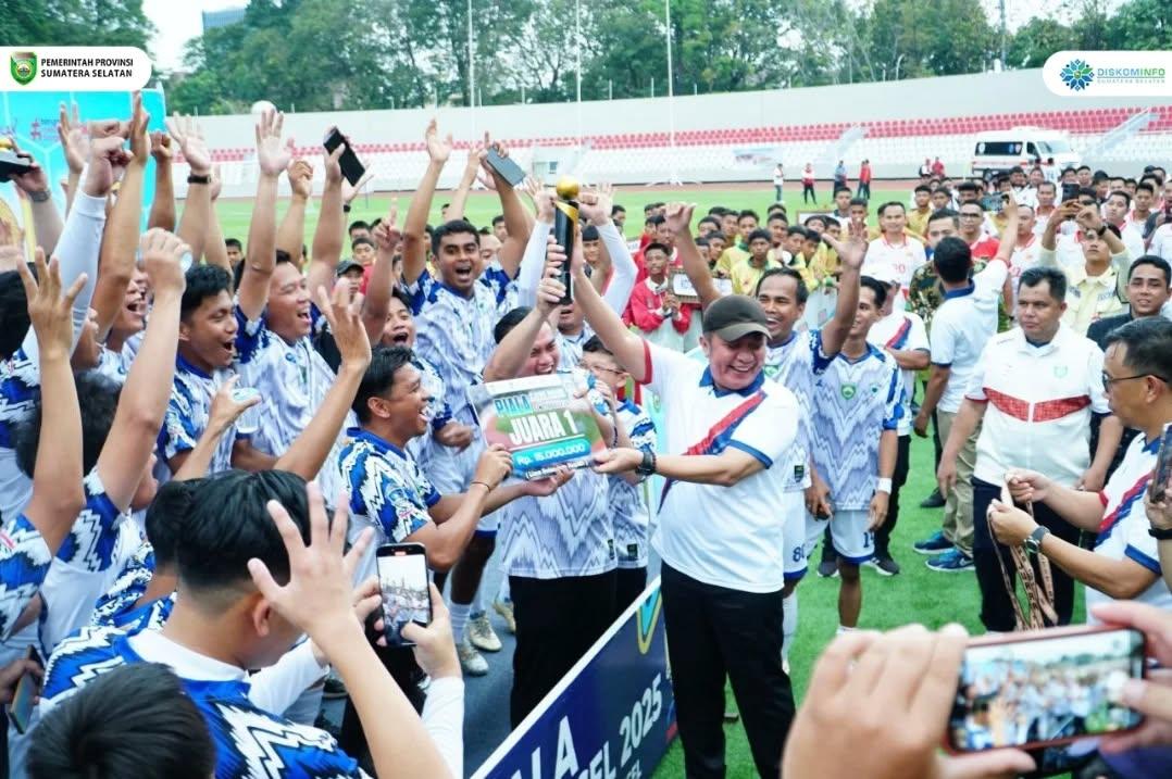 Herman-Deru-menutup-Piala-Gubernur-Sepak-Bola-Antar-OPD.jpg