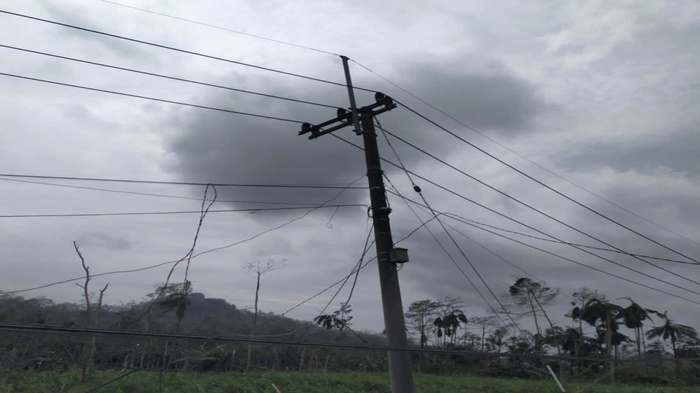 Hingga-Minggu-pagi-33-gardu-dan-tiang-listrik-sudah-diperbaiki-dan-menyala.jpg