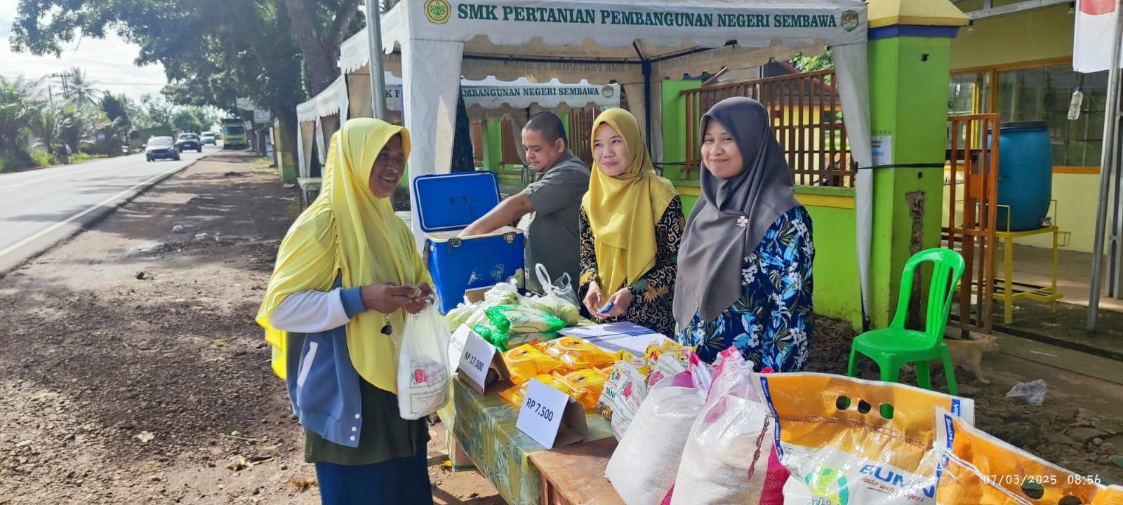 Jaga-Stabilitasi-Harga-SMK-PP-Negeri-Kementan-Gelar-Operasi-Pasar-Pangan-Murah-di-Banyuasin.jpg