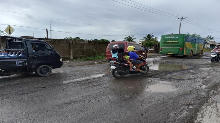 Kendaraan Tiba-tiba Mati Mesin Masuk Lubang, Ruas Jalan Lingkar Kota di Lahat Rusak