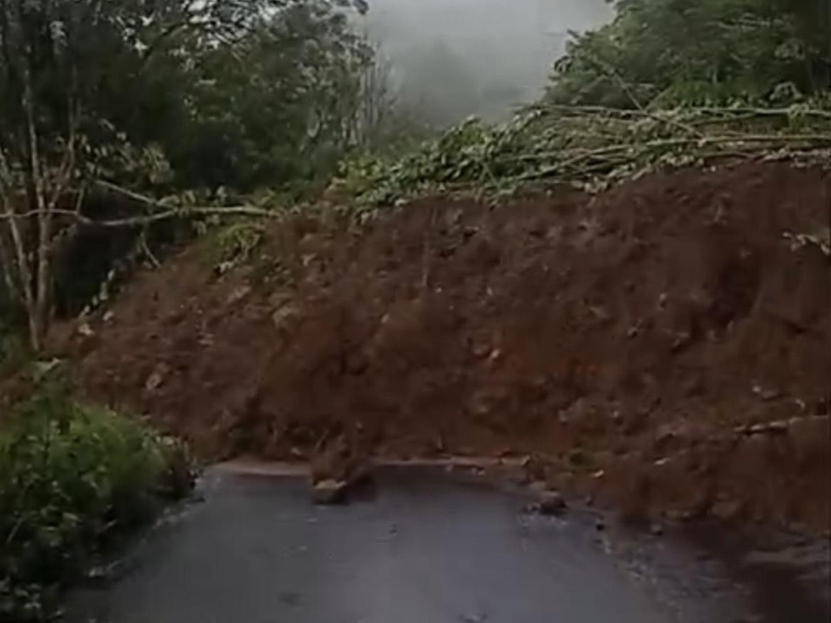 Jalan-poros-Tebing-Tinggi-Pendopo-tertutup-longsoran-tanah-setelah-hujan-semalam.jpg
