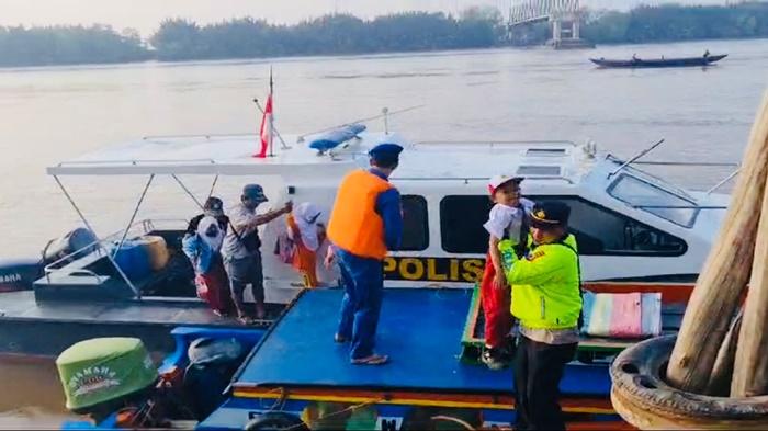 Jembatan-Runtuh-Kapal-Satpolairud-Polres-Muba-Sigap-Membantu-Seberangkan-Warga-dan-Anak-Sekolah.jpg