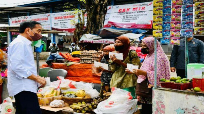 Jokowi-berdialog-dengan-warga-penerima-BLT-minyak-goreng-di-jatim.jpg