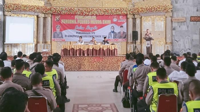 Kabag-Ops-Kompol-Toni-Arman-menyampaikan-materi-penanganan-pemilu.jpg