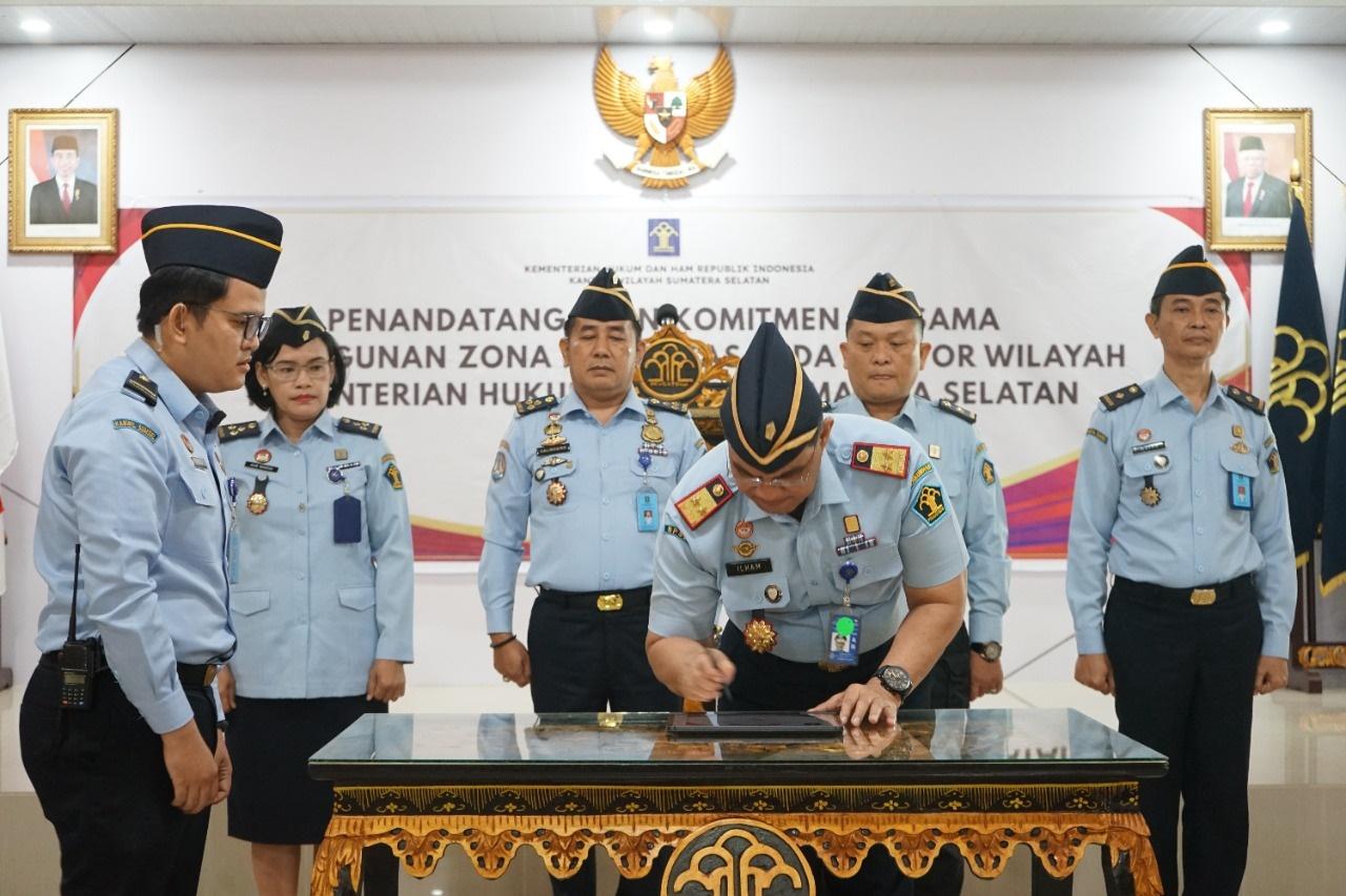 Kakanwil-Kemenkumham-Sumsel-Dr-Ilham-Djaya-menandatangani-pembangunan-Zona-Integritas.jpg