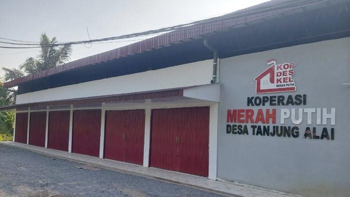 Kanopi Koperasi Desa Tanjung Alai Ambruk, Kodim 0402/OKI-OI Gerak Cepat Lakukan Penanganan - Sripoku.com