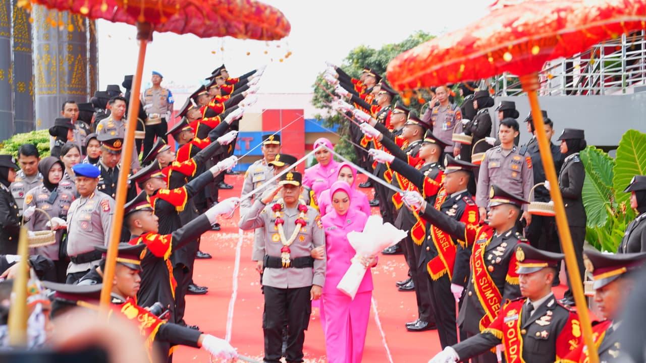 Kapolda-Sumsel-Pimpin-Langsung-Pelepasan-Irjen-Pol-Andi-Rian-R-Djajadi-dalam-Tradisi-Penuh-Makna.jpg