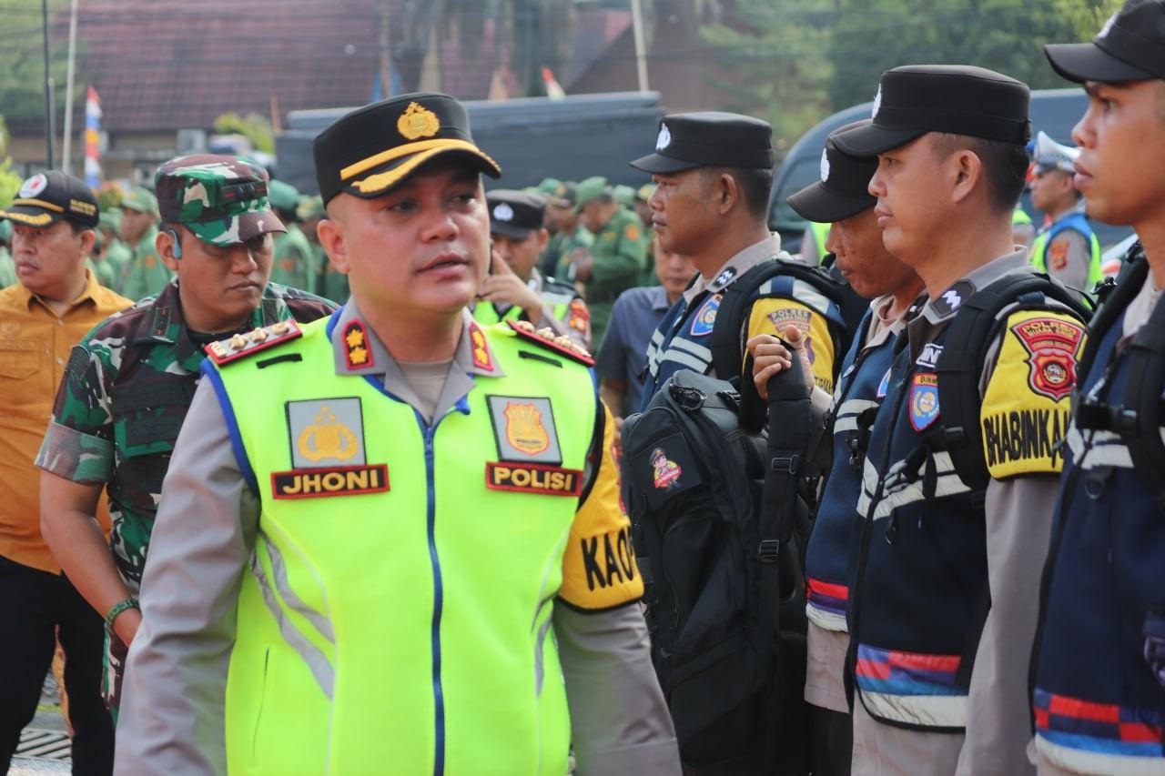 Kapolres-Muara-Enim-AKBP-Jhoni-Eka-Putra-meninjau-persiapan-408-personil-Polres-Muara-Enim.jpg