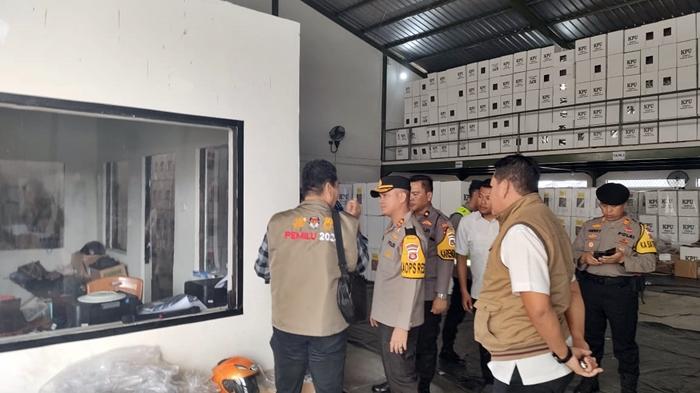 Kapolres-Muara-Enim-saat-berkunjung-ke-Kantor-KPU-dan-gudang-logistik-Rabu-3112024-1.jpg<pf>Kapolres-Muara-Enim-saat-berkunjung-ke-Kantor-KPU-dan-gudang-logistik-Rabu-3112024-4.jpg