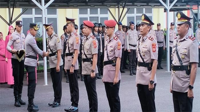 Kapolres-OKI-AKBP-Eko-Rubiyanto-memberikan-selamat.jpg
