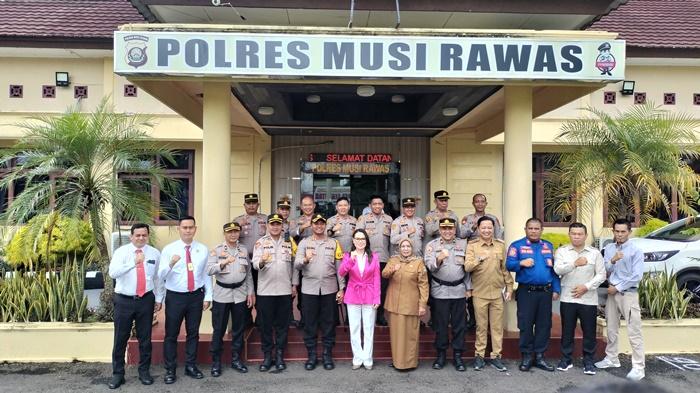 Kapolres-mura-dan-jajaran-foto-bersama-anggota-komisis-3-dpr-ri.jpg