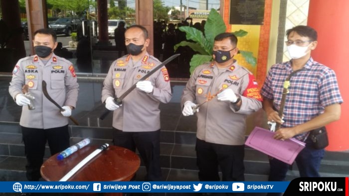 Kapolrestabes-Palembang-Kombes-Pol-Mokhamad-Ngajib-tunjukkan-barang-bukti-senjata-tajam.jpg