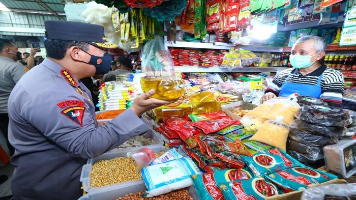 Kapolri-Jenderal-Listyo-Sigit-Prabowo-melakukan-peninjauan-harga-minyak-goreng.jpg