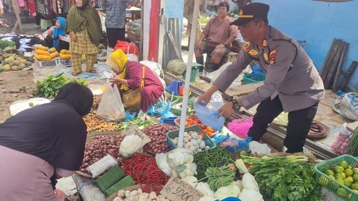 Kapolsek-Plaju-AKP-Firmansyah-sedang-melayani-pembeli-sembako-di-Pasar-Modern-Plaju.jpg