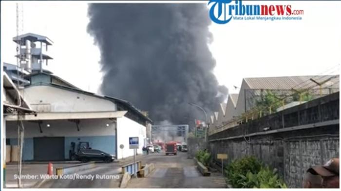 Kebakaran-hebat-melanda-pabrik-di-Bekasi.jpg