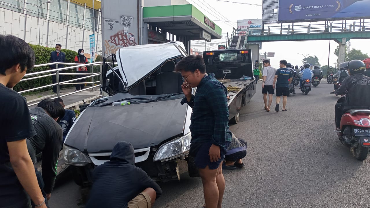 Kecelakaan-mobil-terjadi-di-depan-PTC-Mall-Palembang-Sabtu-2912022.jpg