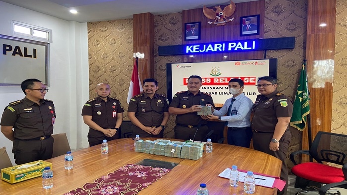 Kejari-PALI-titipkan-uang-yang-dikemnalikan-tersangka-ke-bank.jpg