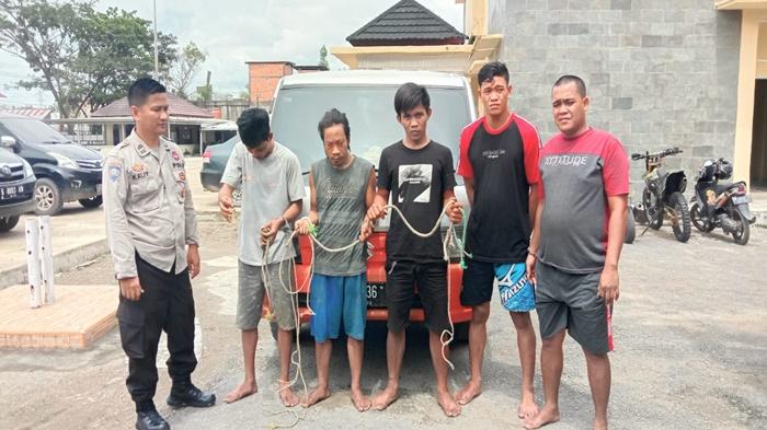 Kelima-pelaku-pencurian-hewan-ternak-sapi-ketika-diamankan-di-Mapolsek-Bayung-Lencir-Polres-Muba.jpg