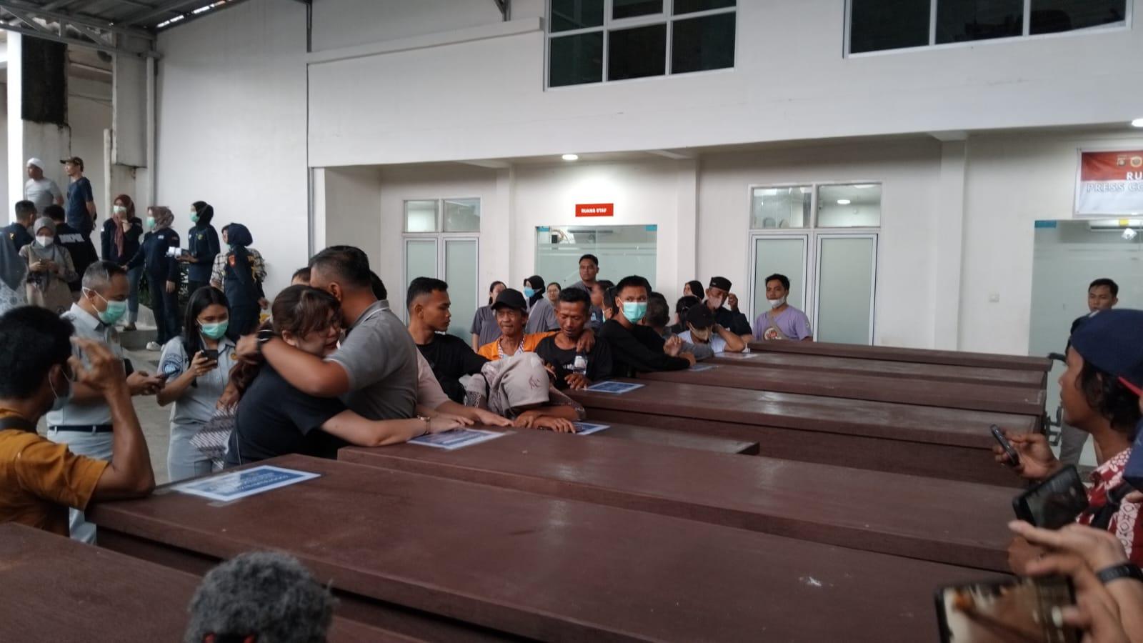 Keluarga-korban-kecelakaan-maut-antara-Bus-ALS.jpg
