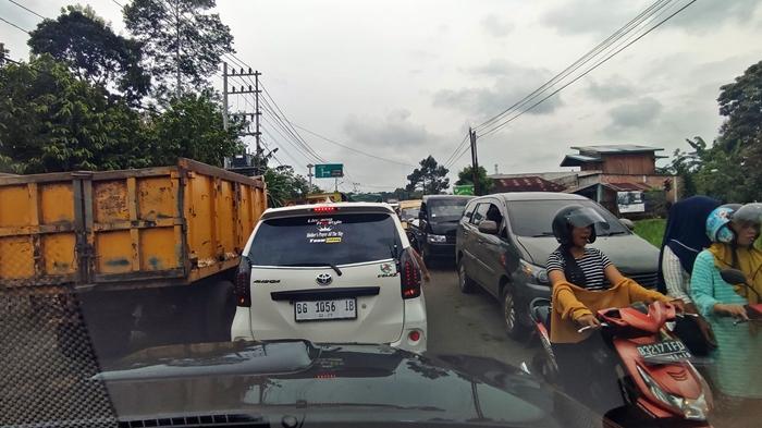 Kemacetan-kendaraan-di-jalur-utama-Kota-Pagaralam-yang-disebabkan-atrian-kendaraan-yang-mengisi-BBM.jpg