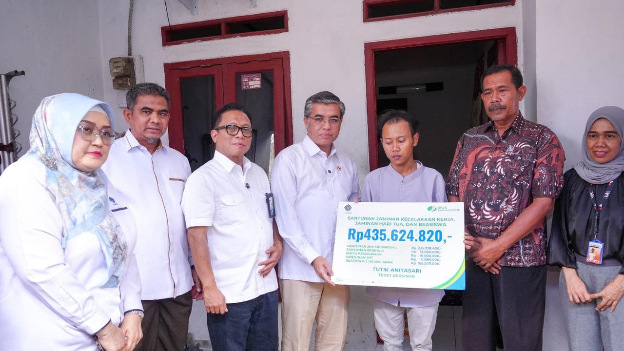 Pastikan Keluarga Pekerja Terlindungi, BPJS Ketenagakerjaan Sumbagsel Salurkan Santunan Rp 413 Juta