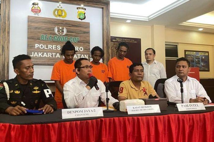 Ketiga-pelaku-pengeroyokan-anggota-TNI-saat-ditampilkan-di-Mapolres-Metro-Jakarta-Selatan.jpg