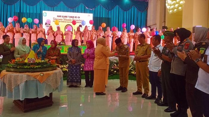 Ketua-DWP-OKU-Wahidah-Dharmawan-memberikan-potongan-nasi-tumpeng-kepada-Pj-Bupati-OKU.jpg